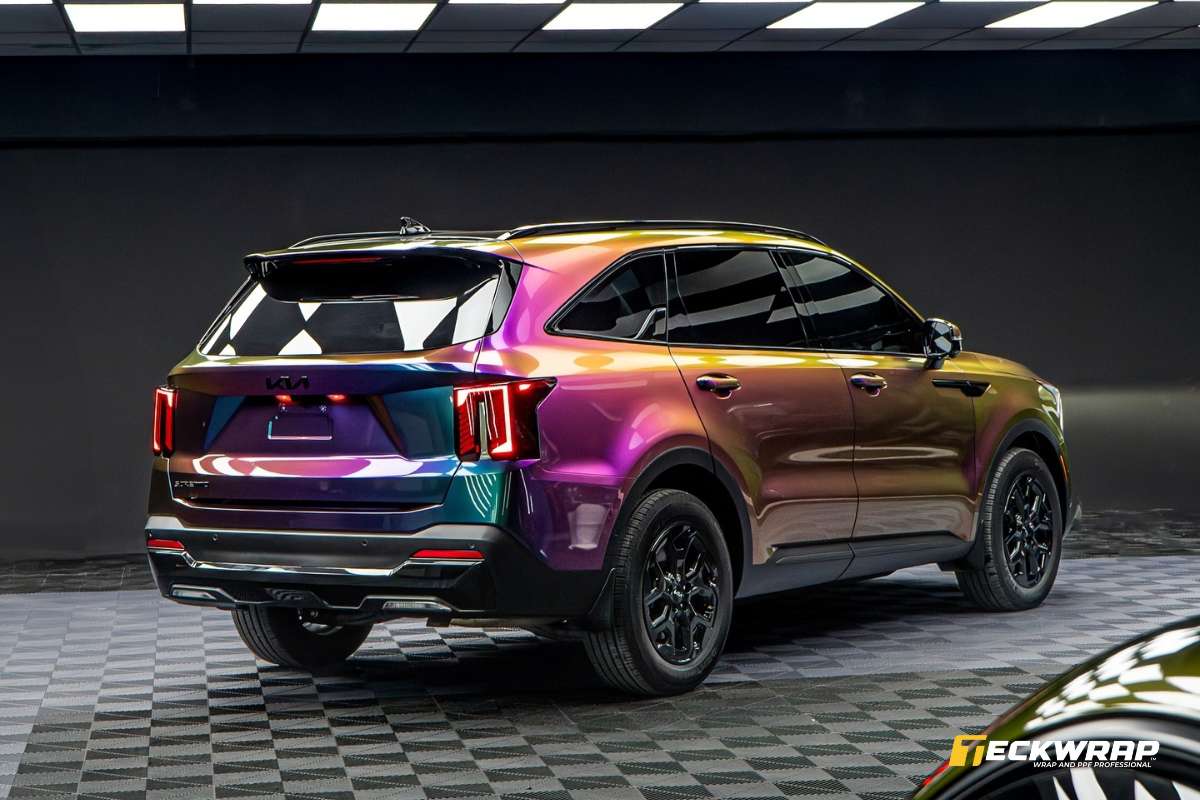 Dán decal chuyển sắc cho ô tô trông ấn tượng, tạo điểm nhấn