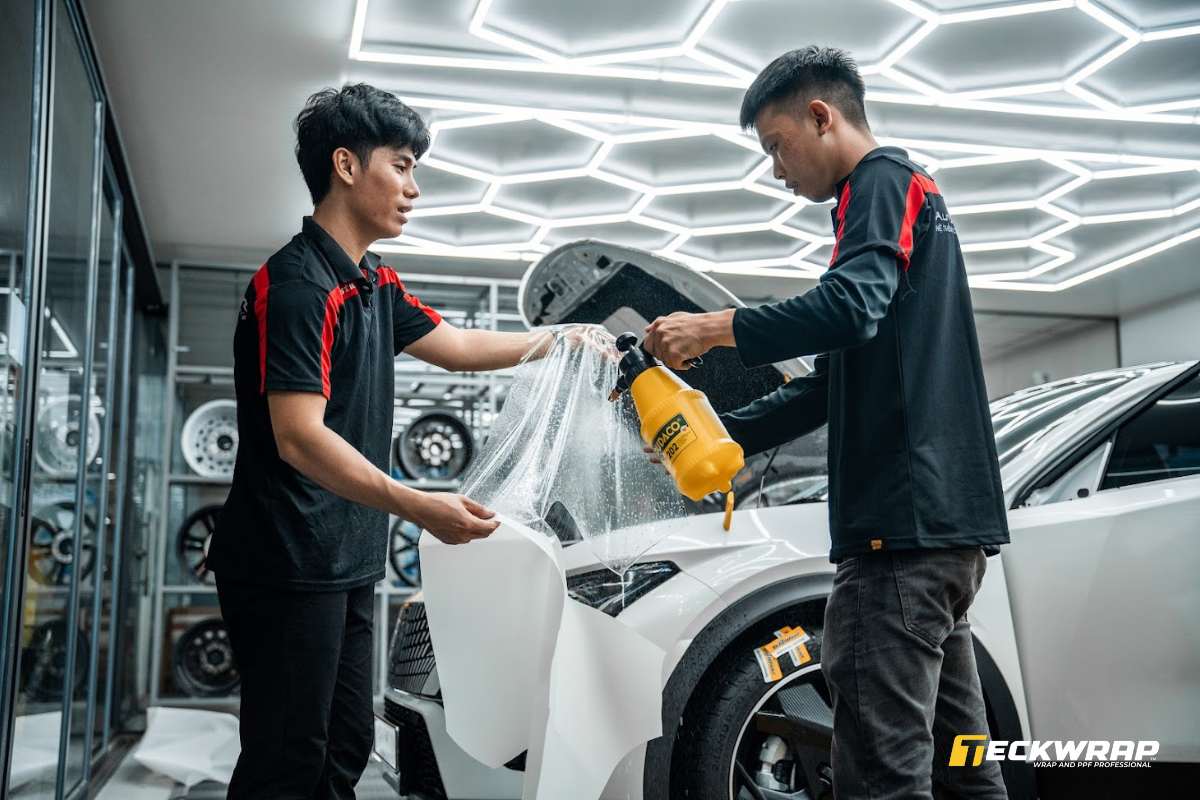 Lưu ý khi dán PPF cho ô tô cần dùng dụng cụ và dung dịch chuyên dụng để đạt hiệu quả