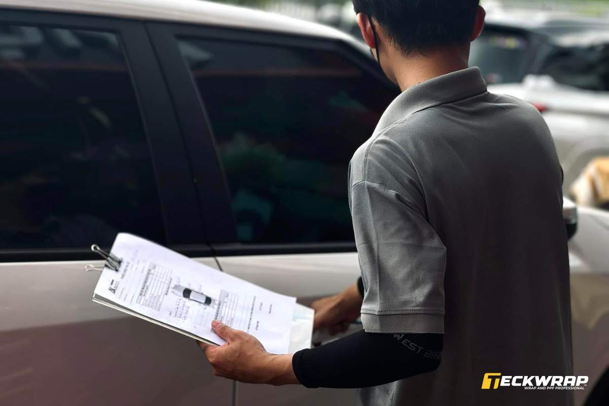 Nhân viên tư vấn để khách hàng chọn được gói phim với ưu điểm và giá cả phù hợp