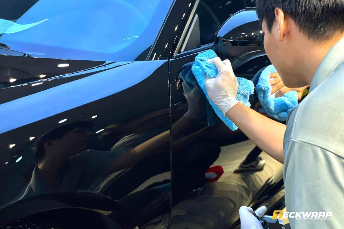 Kiểm tra trước khi dán PPF để đảm bảo bề mặt không bị lồi lõm hay có bụi li ti, nhựa đường,...